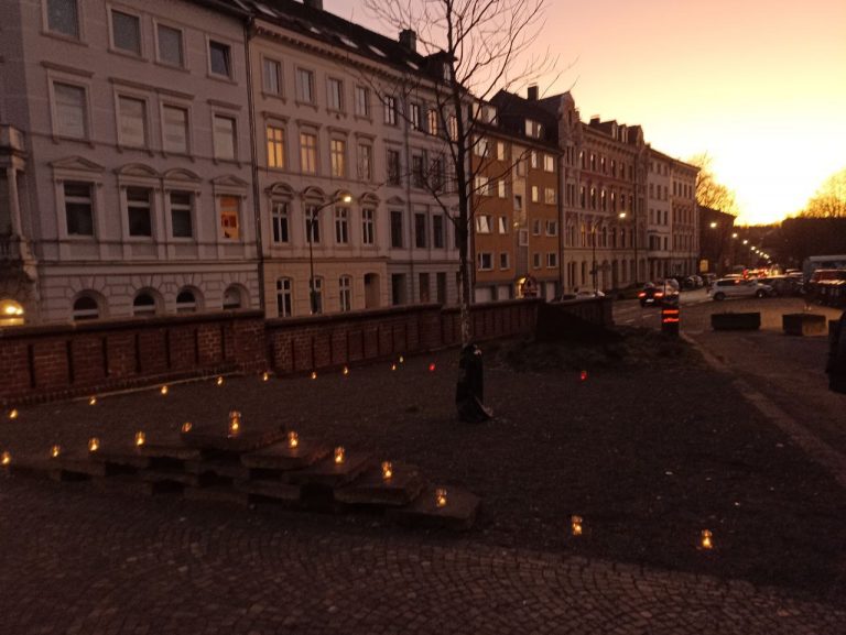 Foto vom Gedenkort mit Kerzen vor den Häusern an der Mirker Straße im Abendlicht